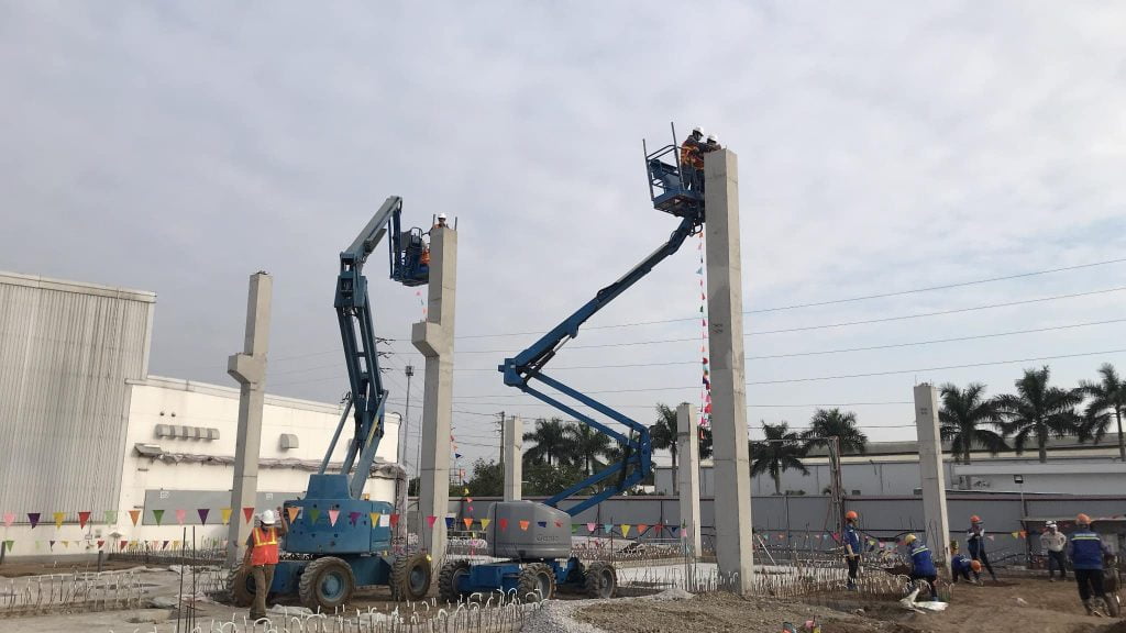 XE BOMLIFT TẠI CÔNG TRƯỜNG